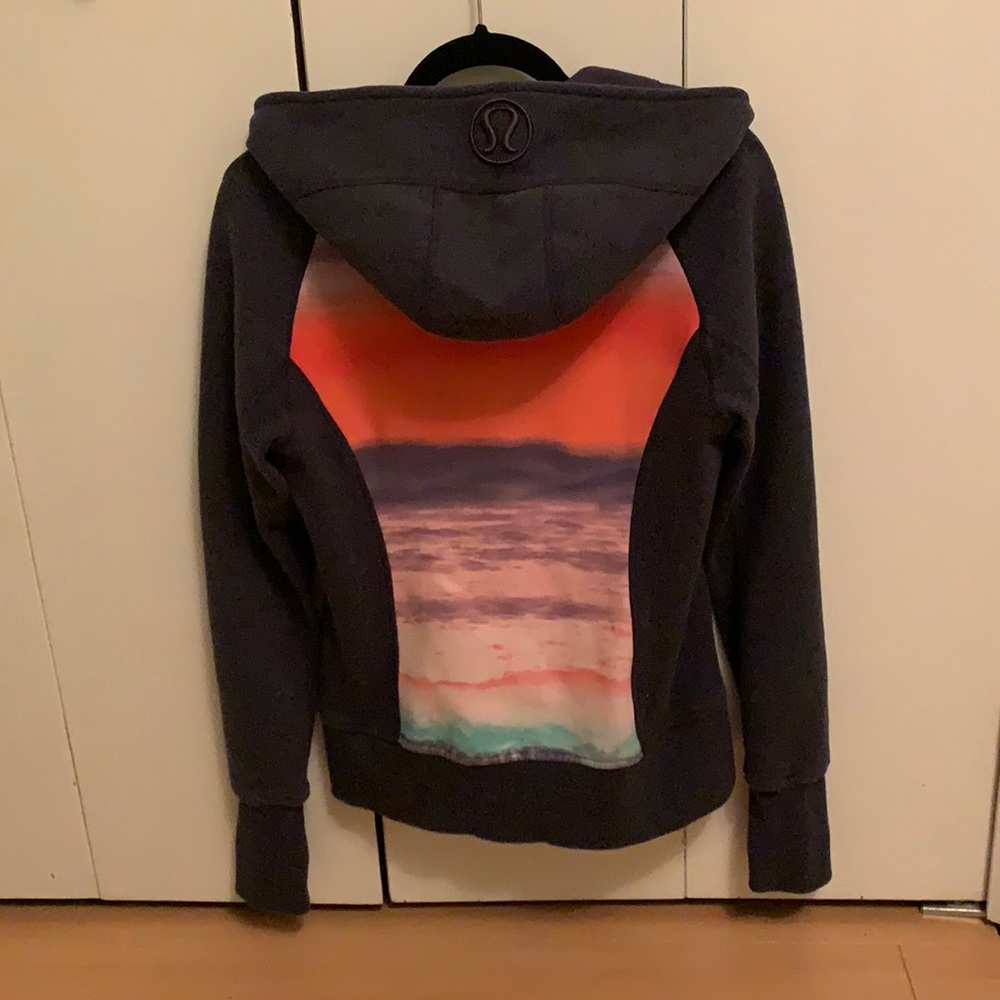 🧡💛EUC Navy scuba hoodie with a beautiful sunset 🌅 back . Nice soft sweater .
